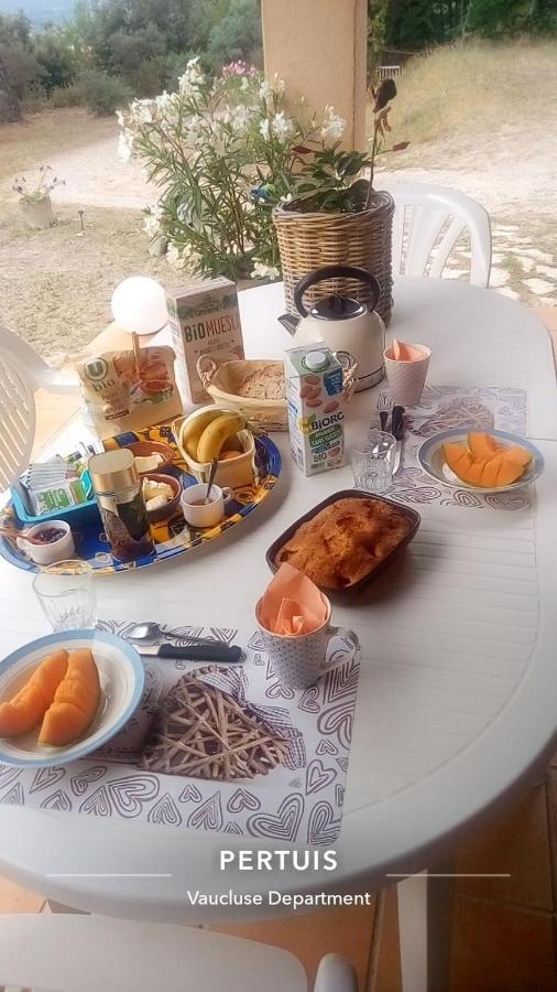 Les Cigales Bed & Breakfast Villelaure Exterior foto