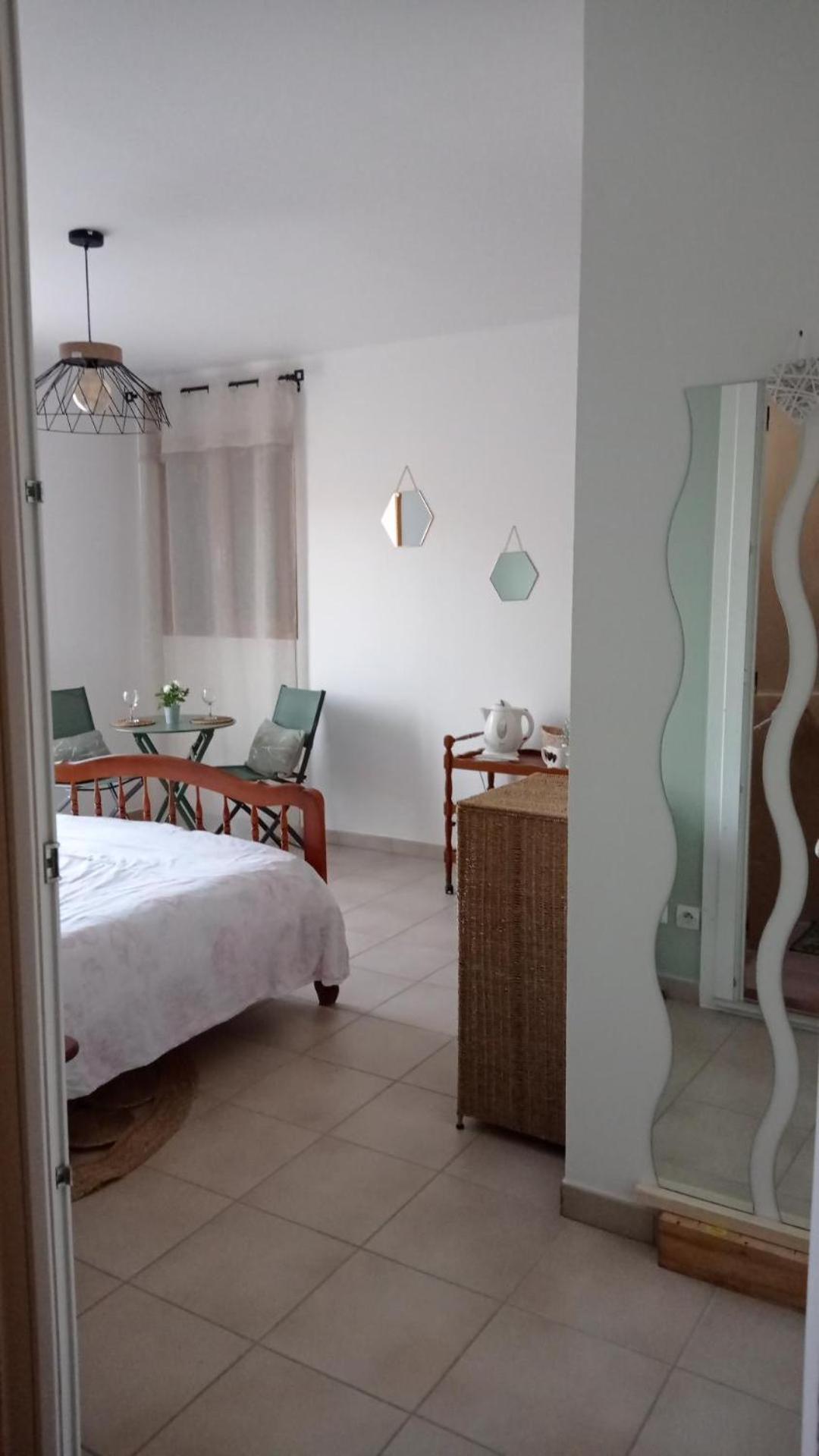 Les Cigales Bed & Breakfast Villelaure Exterior foto